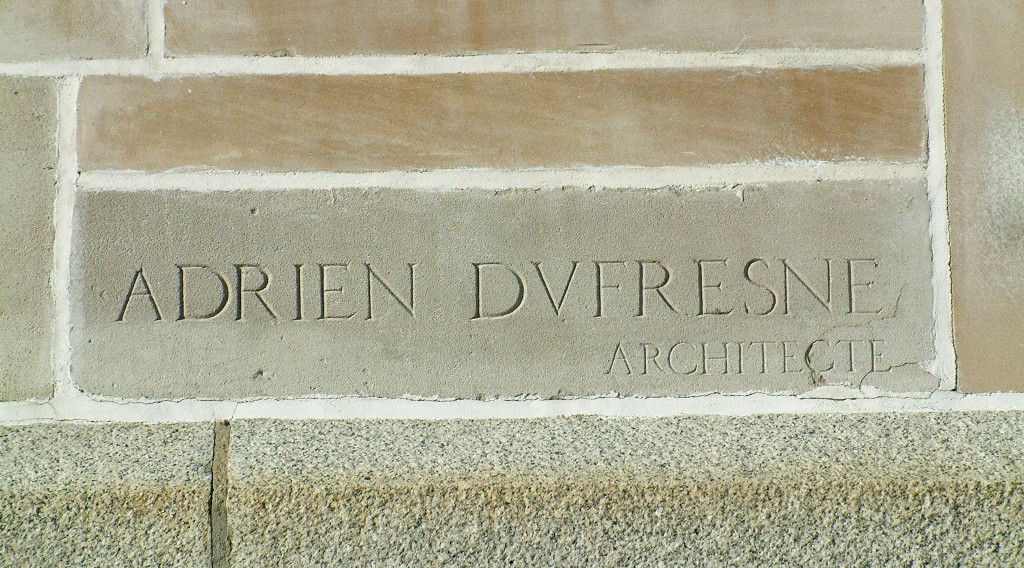 Épigraphe de l’architecte Adrien Dufresne sur la chapelle du Mont-Thabor, 1175,  18e Rue, à Limoilou, 1953.
