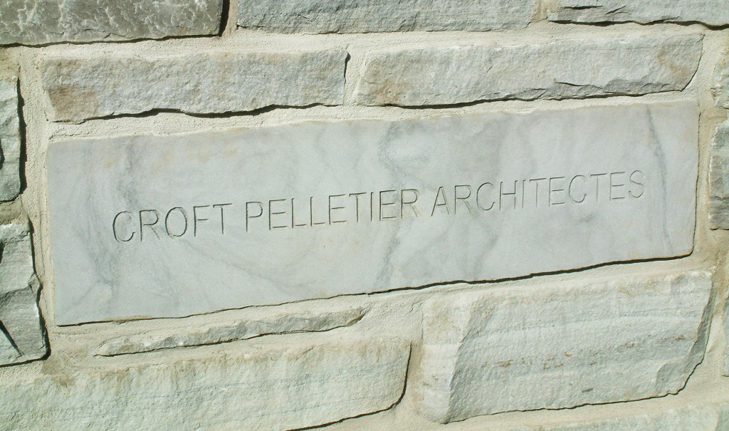 La signature des architectes Croft et Pelletier sur la façade de la bibliothèque Paul-Aimé-Paiement de Charlesbourg, inaugurée en 2007.