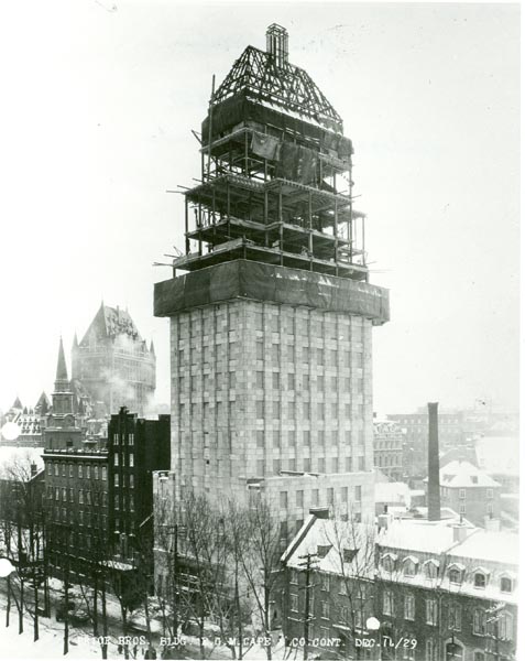 L'édifice Price en construction, 1930. Source : Bibliothèque et Archives nationales du Québec