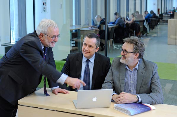 Bernard Garnier, Éric Martel et François Anctil ont mis leurs énergies en commun pour créer le cours de type MOOC Développement durable: enjeux et trajectoires. Photo Marc Robitaille