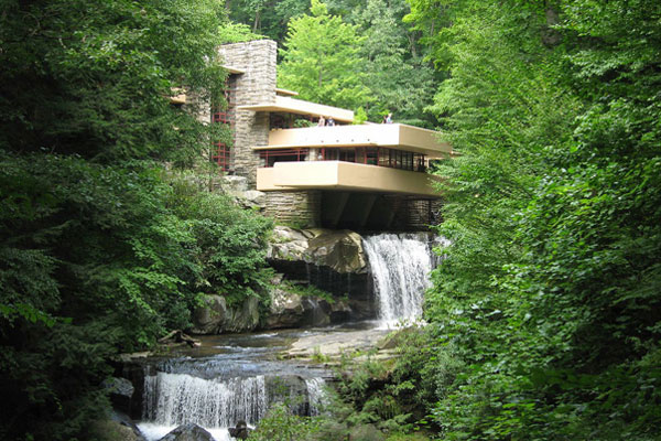La maison sur la cascade (Fallingwater), Bear Run, Pennsylvanie, 1935-1939. Probablement l’une des résidences les plus connues au monde, elle représente bien l’adaptation au site qui caractérise l’architecture de Wright. Photo Wikipédia