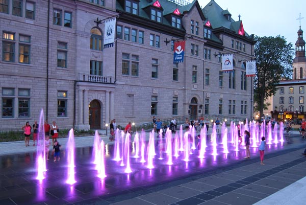 Les jets d'eau du jardin de l'Hôtel de ville. Photo : Martin Pelletier