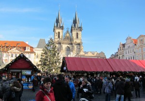 Marché de Noël sur la place de la Vieille-Ville de Prague. Photo Martin Dubois.