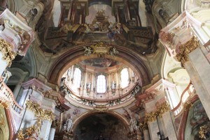 L'opulent intérieur baroque de l'église Saint-Nicolas de Prague. Photo : Martin Dubois.