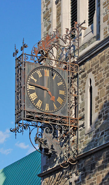 L'horloge en fer forgé de l'ancienne église St. Matthew. Photo Martin Dubois