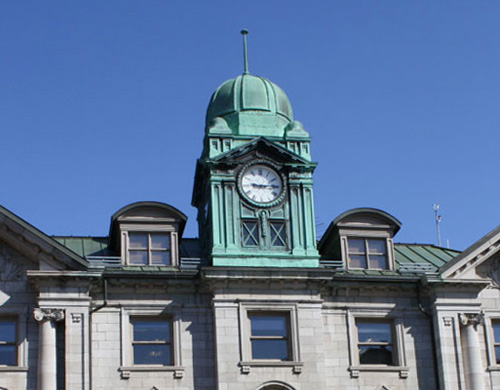 L'horloge de l'édifice de l'administration portuaire. Photo Martin Dubois